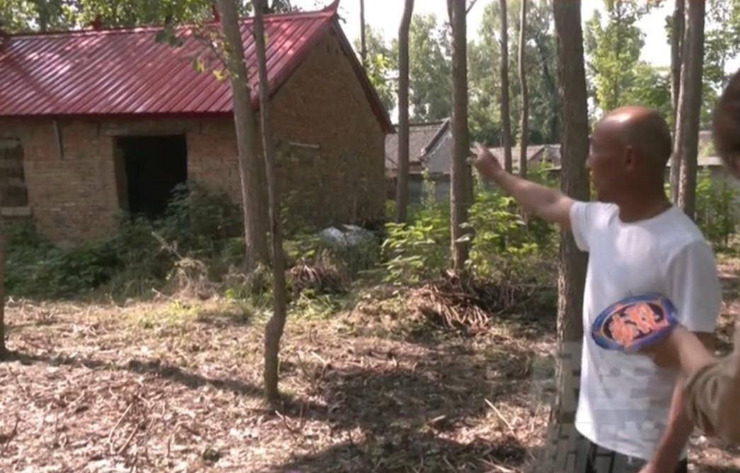 26万卖掉老家宅基地，白纸黑字限建房，买家反手盖5层出租，老人气到发抖。“欺负