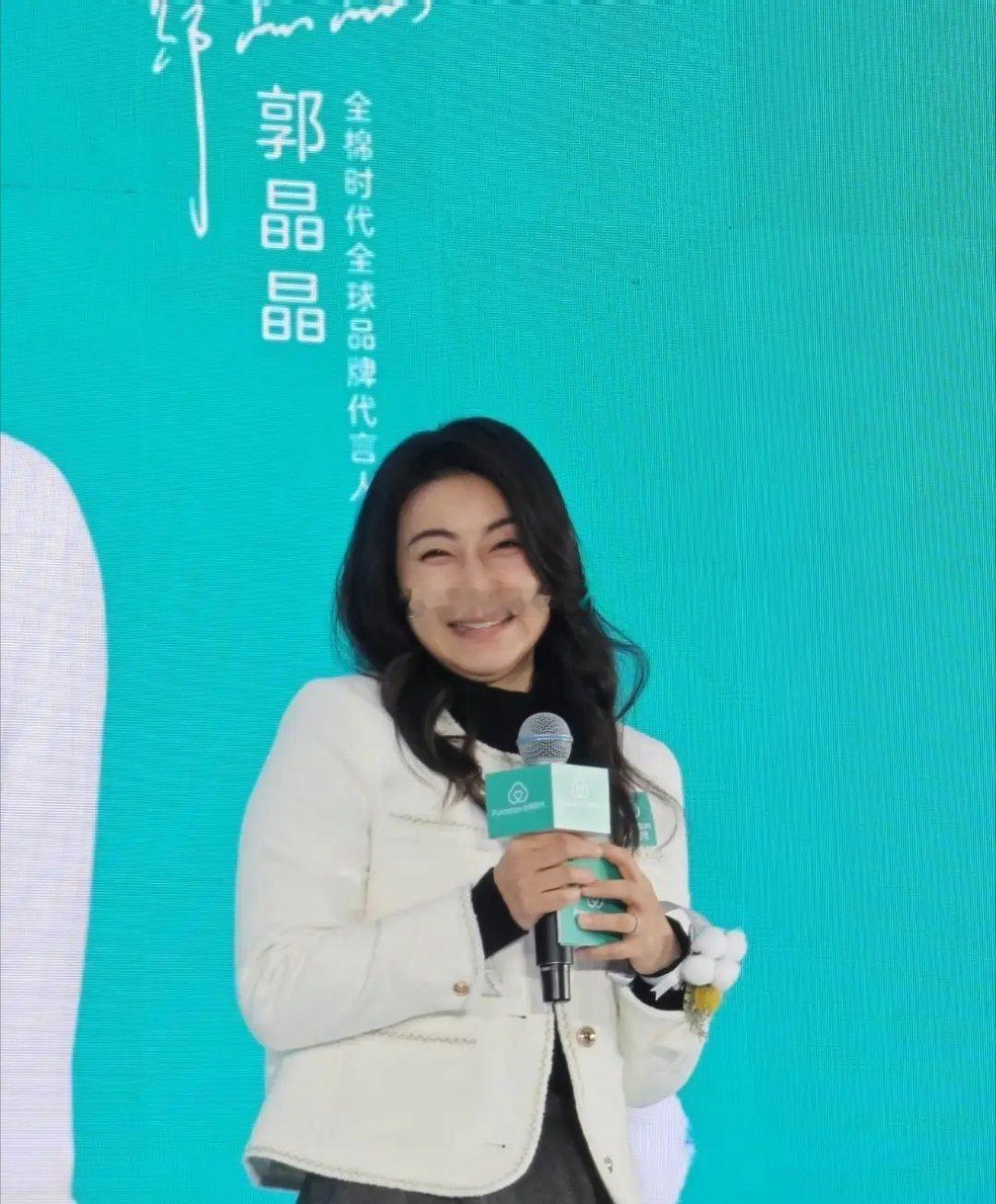10月19日，郭晶晶现身北京蓝色港湾，出席全棉时代线下活动。她身着白色小香风外套