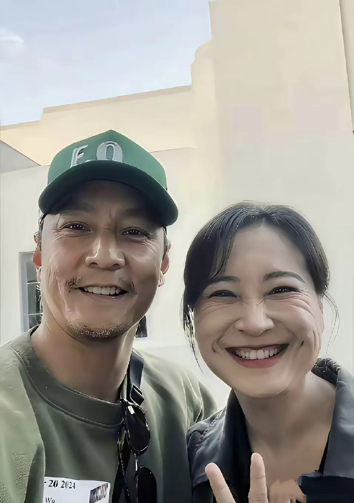 这两张照片，一张是贾玲助理发的美颜照片，一个是吴彦祖发的没有美颜真实照片