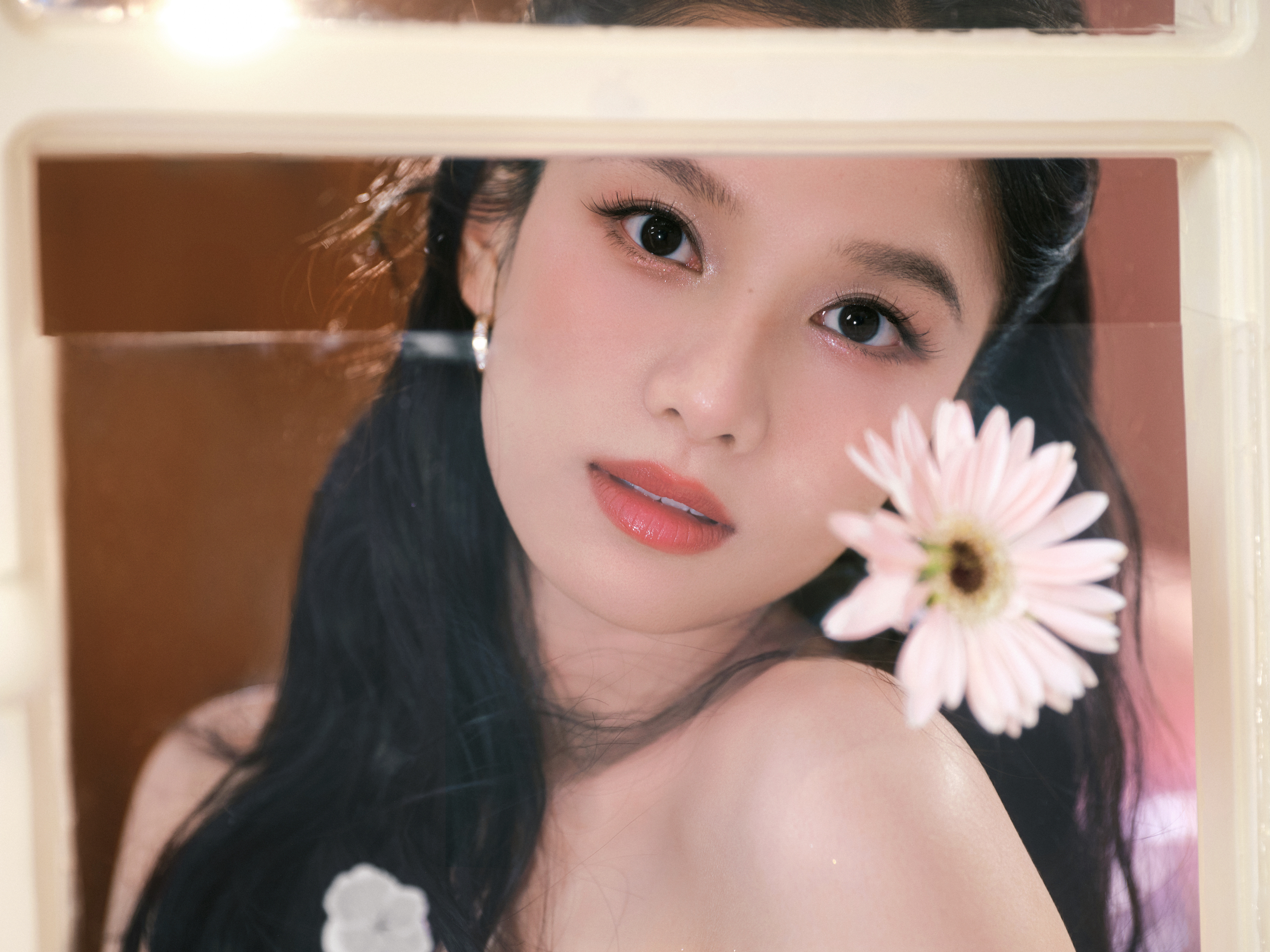 张婧仪裙摆缀满细碎星光，少女的温柔与明艳撞了个满怀，连空气都裹着甜糯的粉色泡