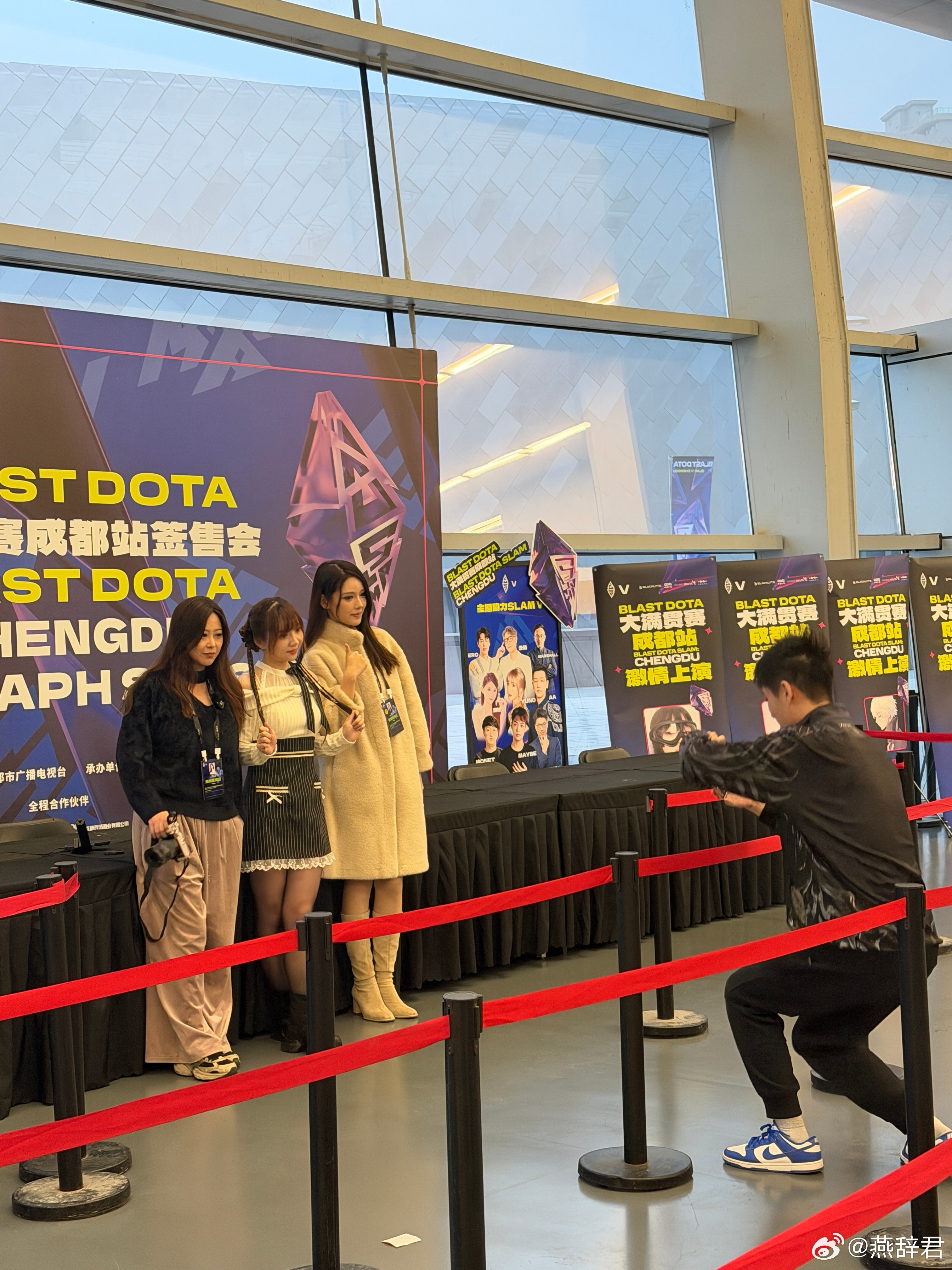 偷拍美女合影dota2