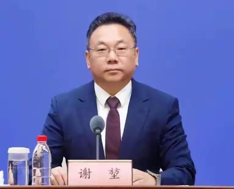 谢堃[kūn]，1973年出生，今年53岁，他相貌堂堂，头发有点花白。谢堃山