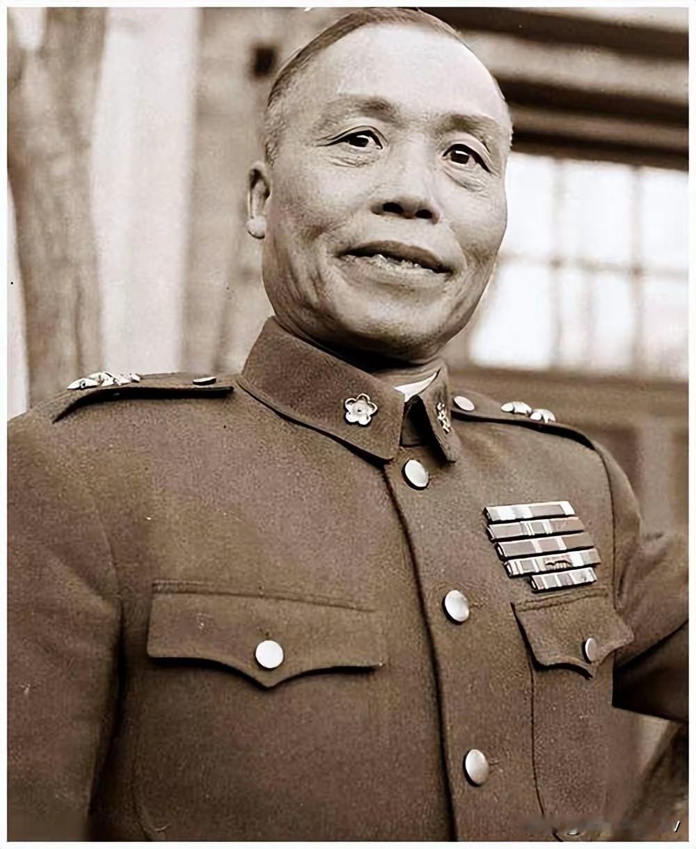 七十二岁的白崇禧在院子里看见报纸说李宗仁回了大陆，手里报纸捏得皱巴巴的。他叹气说