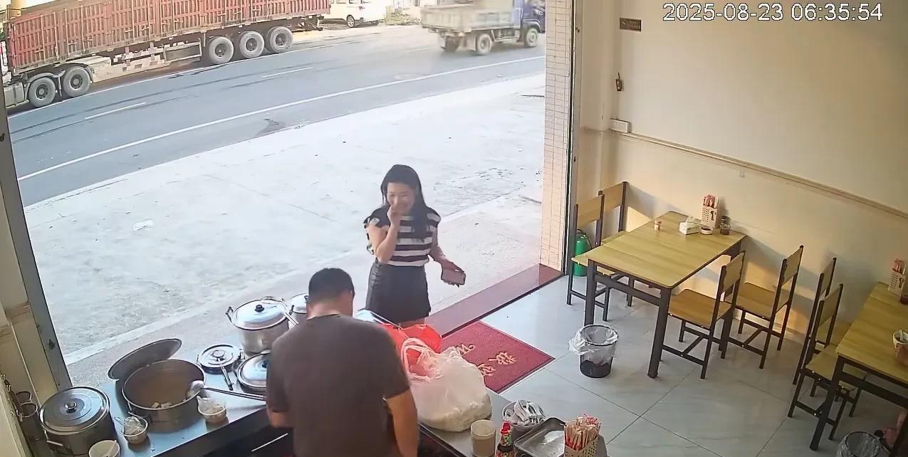 这就是缘分吧！广东惠州的肠粉老板遇到了学生时代喜欢的女生，那个时候他才16岁，如