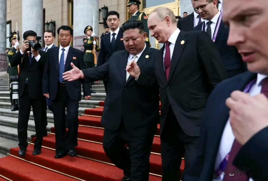 韩国说，北京招待会席间，韩国议长与金正恩碰面、交谈并握手致意。关于具体细节，韩方