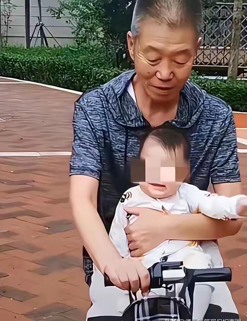 60多岁抱着4岁闺女上街，这画面你说魔幻不？台上他是“津味”老炮儿，台下他是真