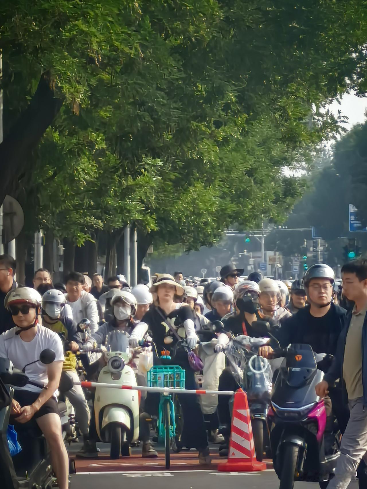 没想到北京二环路上早晨摩托车大军这么多北京摩托车北京早骑行