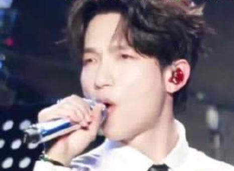 2月4日，微博之夜公布节目单，陈楚生将在盛典舞台演唱歌曲《晚礼服》。《晚礼服》