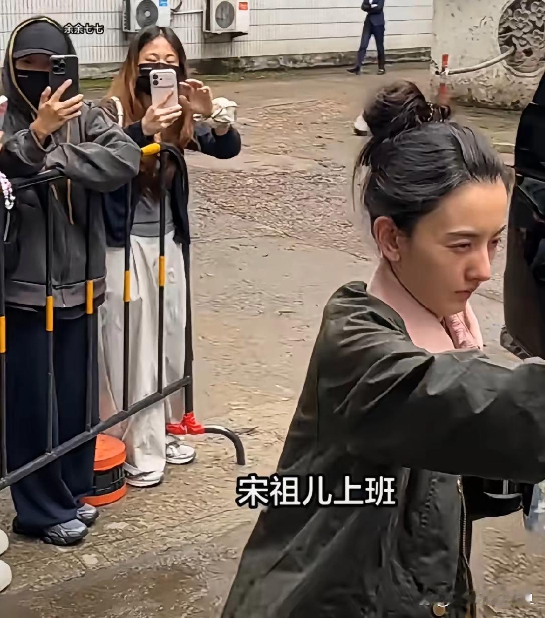 路人视角的宋祖儿看着好普通啊。