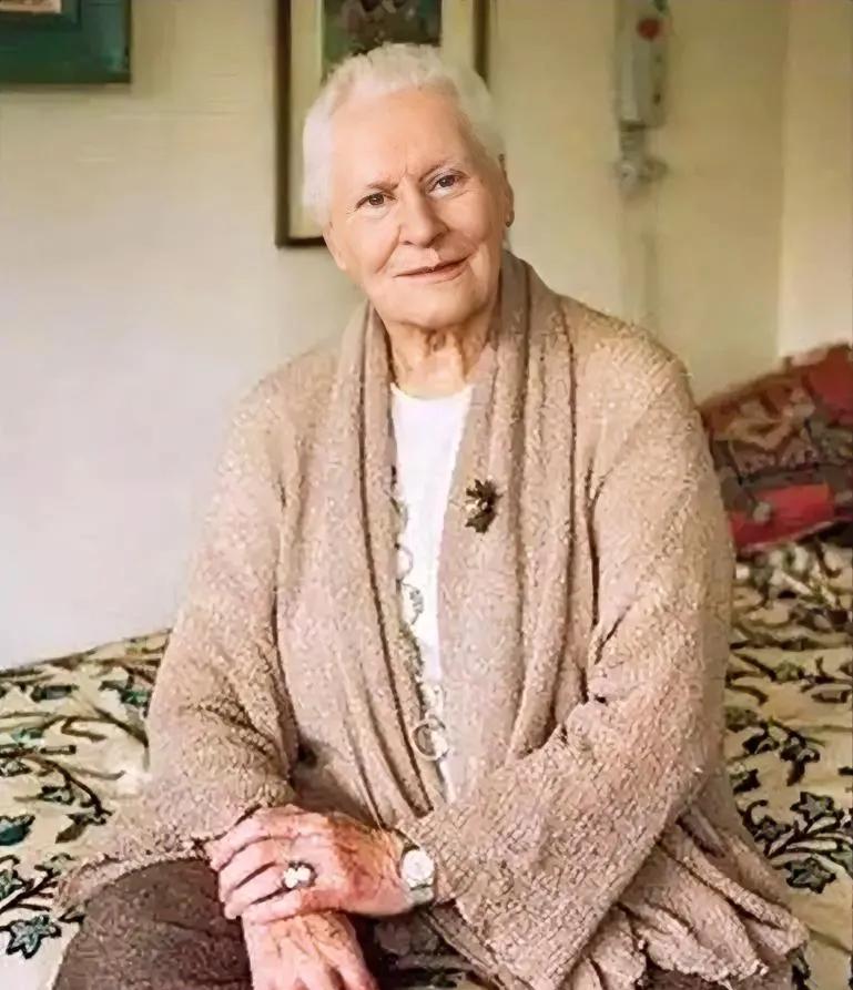 英国百岁女编辑生前留给世人的忠告：“女人真正的困境，不在于外面缺什么，而在于心