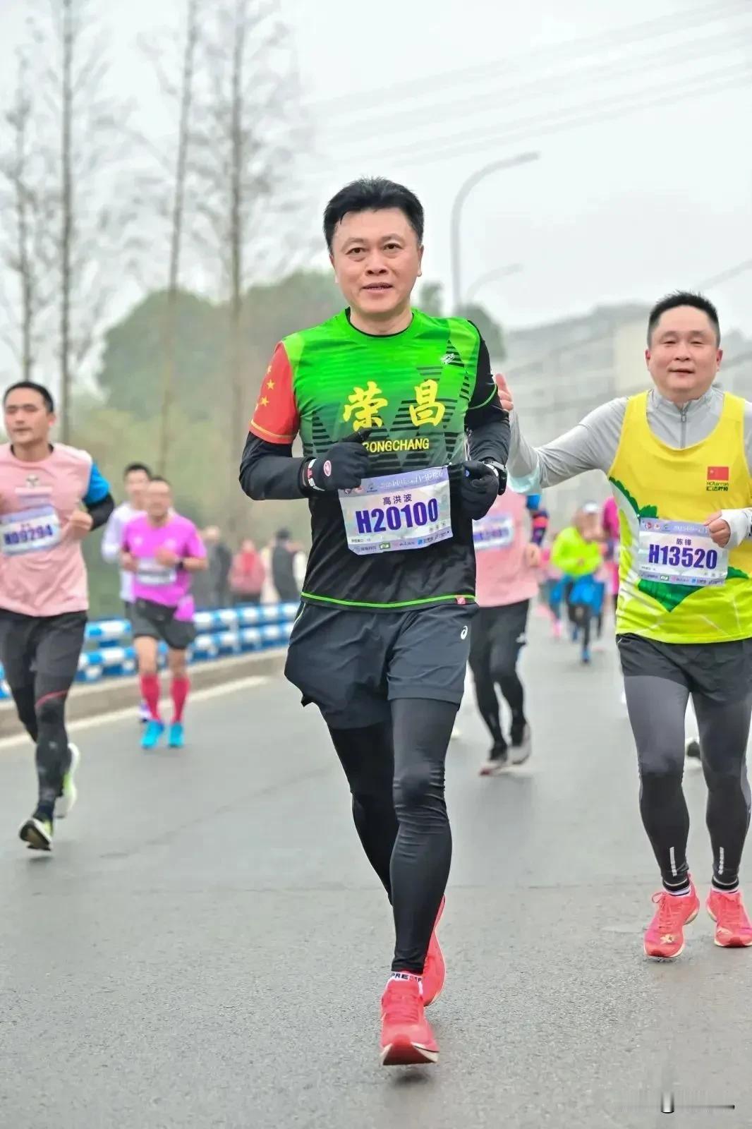 60岁厅官半马1小时49分！碾压26岁健身网红，年龄真是借口吗？你敢信？一位