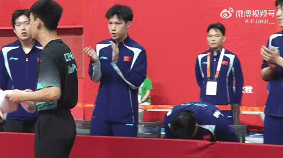 王皓今晚上都被气懵了！向鹏还在场上打，他都不管了！局间向鹏回来听指导，都