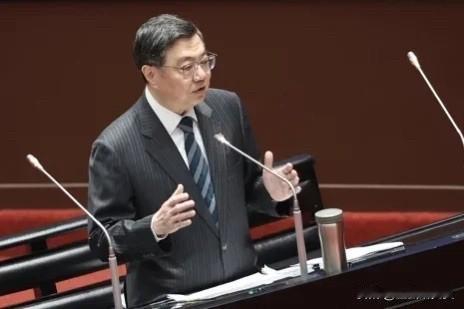 台行政机构负责人卓荣泰今（18日）深夜在脸书发文回应韩国瑜，并叫嚣称，您读了不少