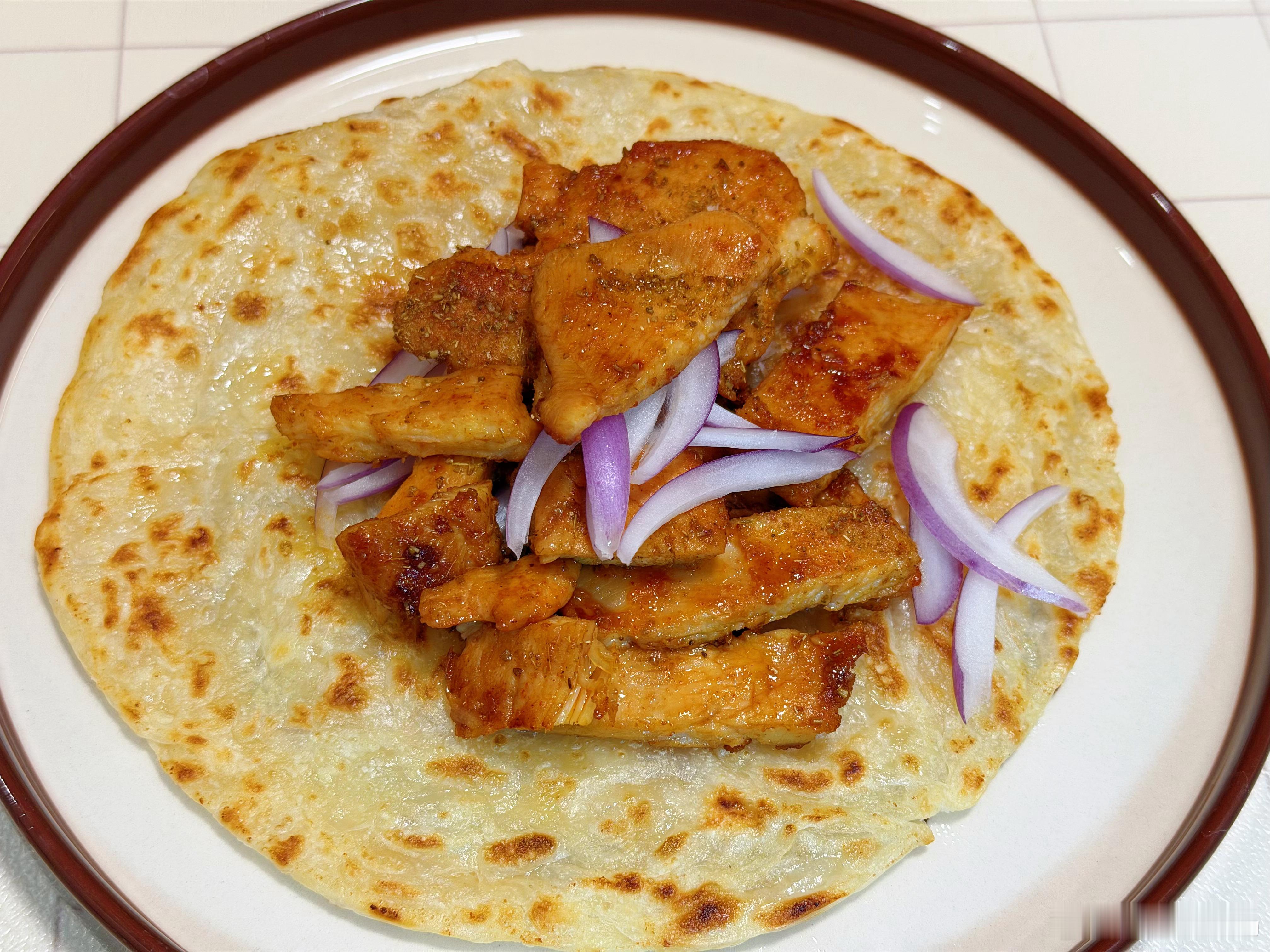 今日早餐：弄了个手抓饼，煎的鸡胸肉，还加了点洋葱。结果我现在说话都是洋葱味