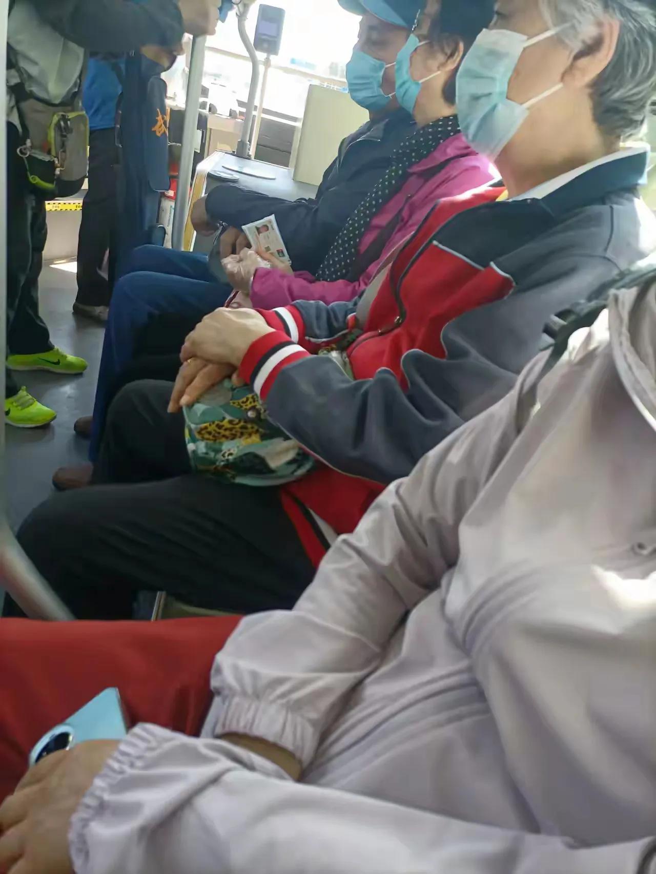 人说北京的公交车，几乎100%都是老年人。中国已经进入老年社会了，公交车上老年