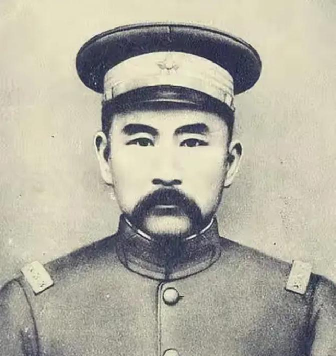 1923年秋天，天津一座宅院里，张勋已经病危。床边放着一只紫檀木匣子，里面不是军