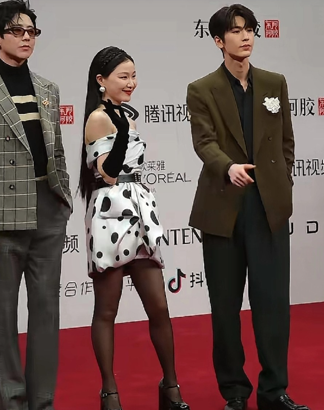 张凌赫、刘宇宁和金靖一起走红毯，这画面简直绝了，太养眼啦！金靖那开心的模样都快溢