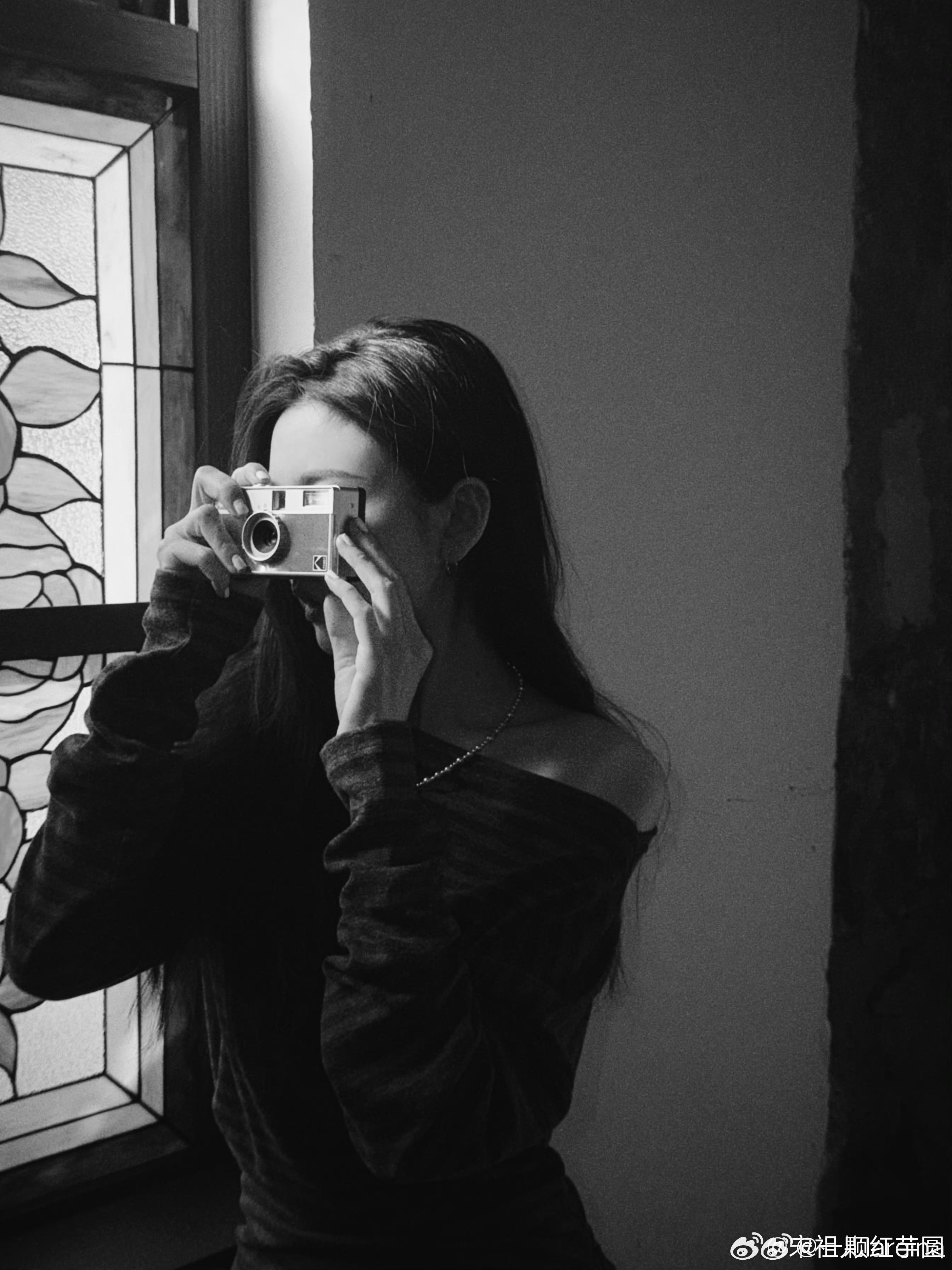 宋祖儿的硬照表现力很强耶，随手一拍就是大片感