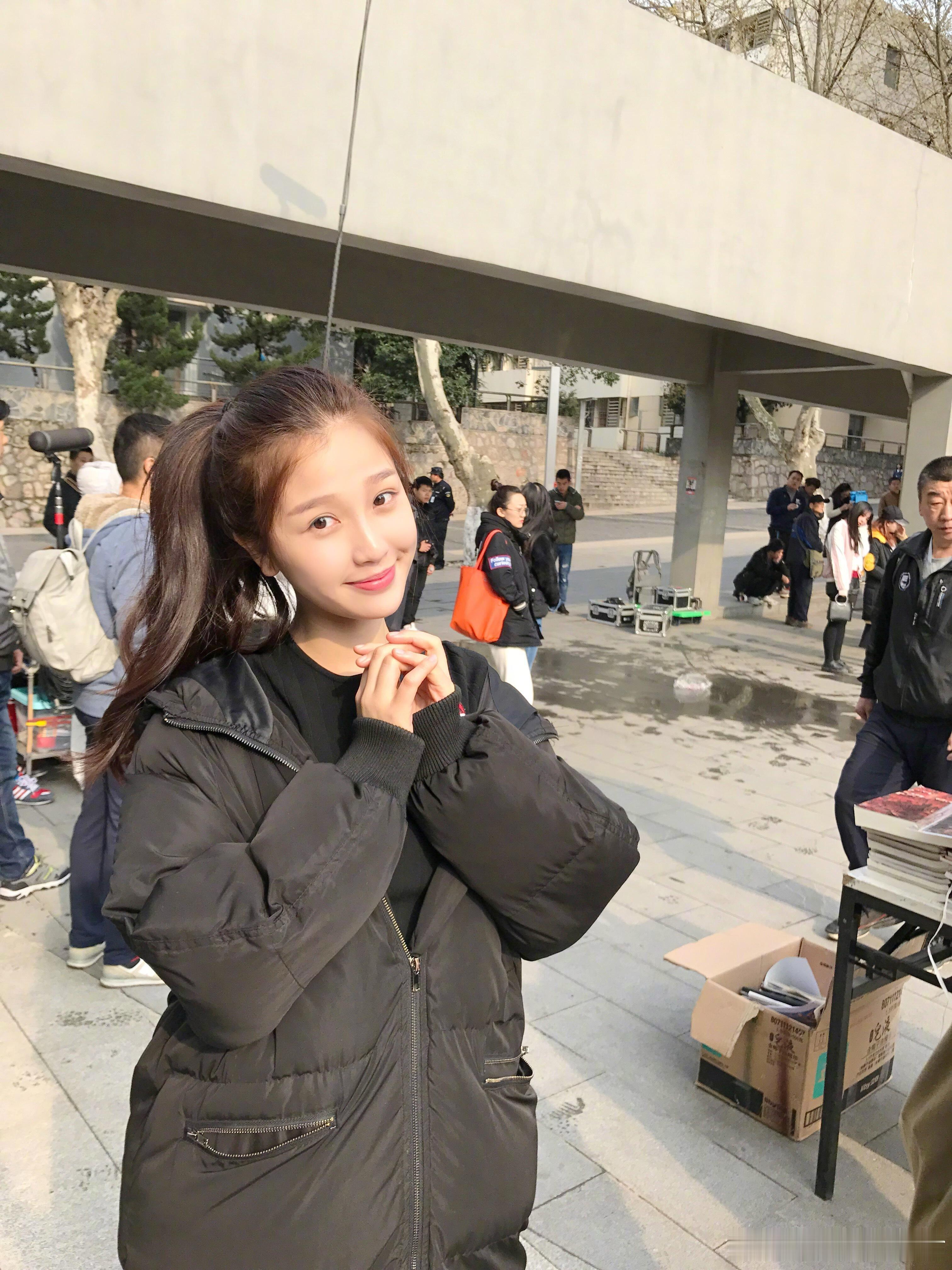 虞书欣早期素颜生图，和现在一样没啥变化，依旧阳光可爱、