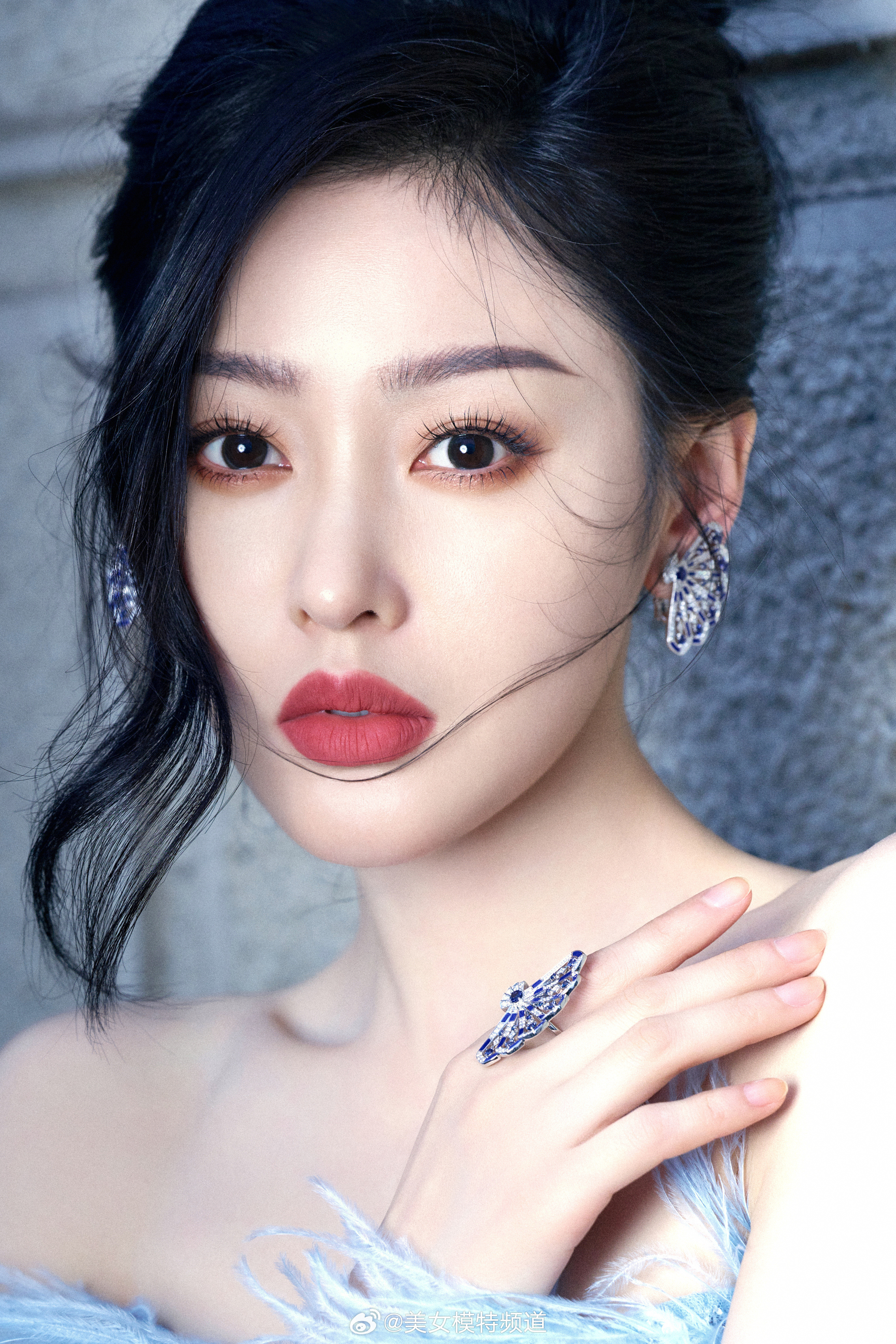 张天爱文荣奖红毯造型