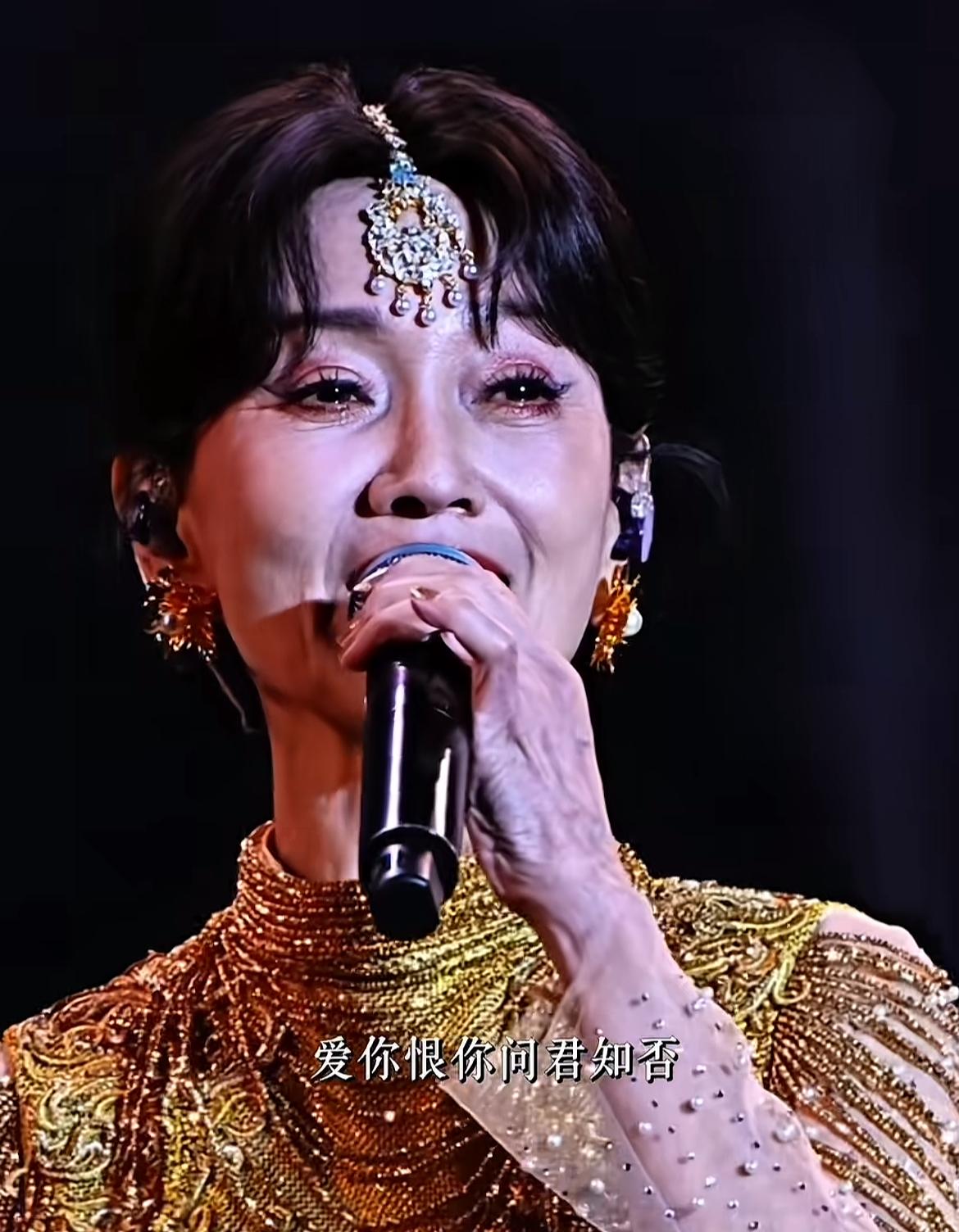 赵雅芝高清近照怼脸拍，看来她真的老了，不管是手背还是脸上的胶原蛋白都没有了。作
