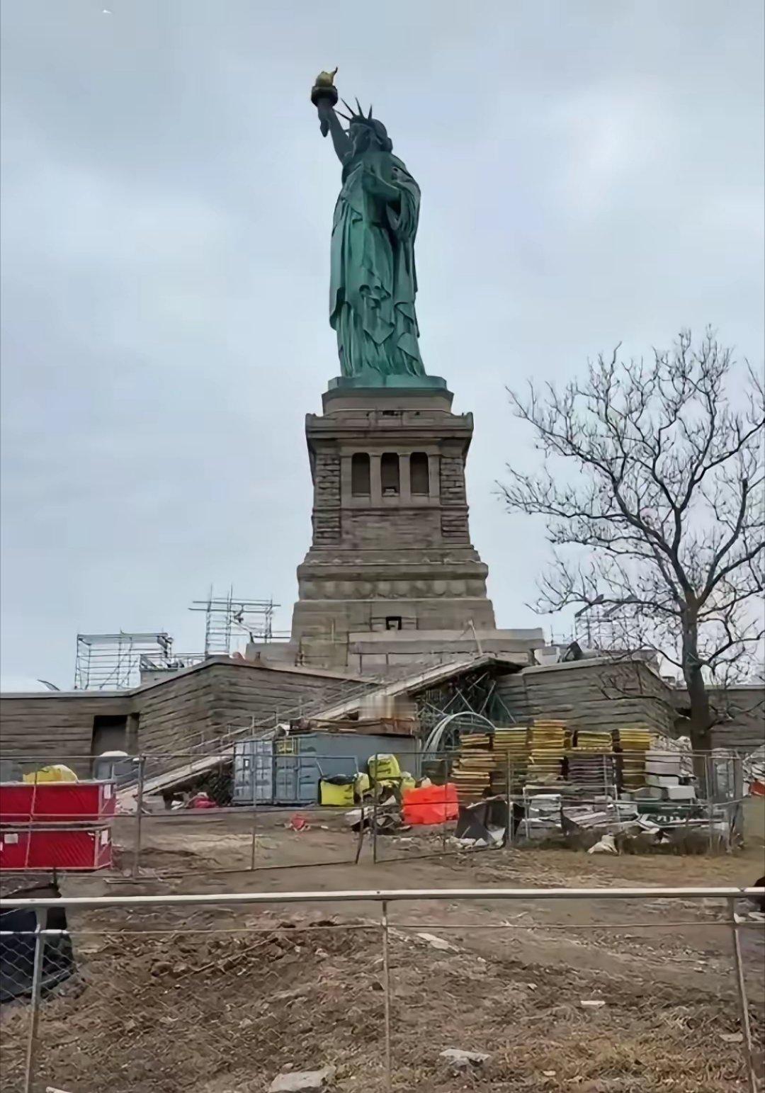 去过美国的人嘴巴也太严了，美国的自由女神像在的位置原来那么简陋。难怪很多人去拍自