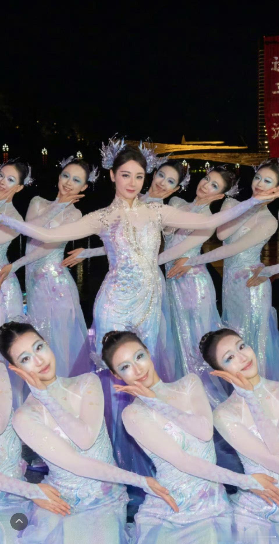 热巴的身材真的比后面那些跳舞的妹妹厚重了很多，不够轻盈