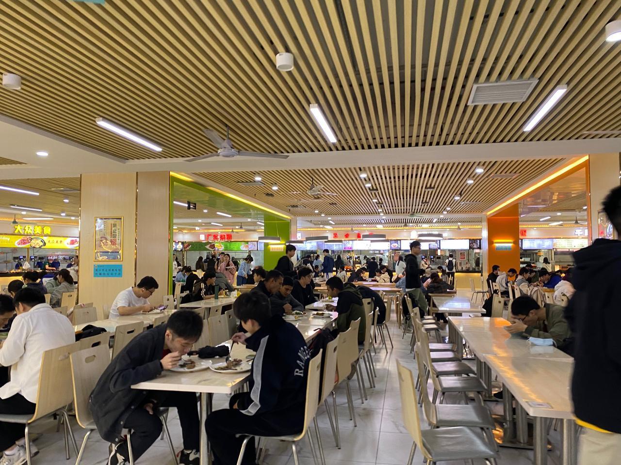 学校办食堂，何罪之有？最近一个校园食堂检查的小故事在网上传开，读着让人五味