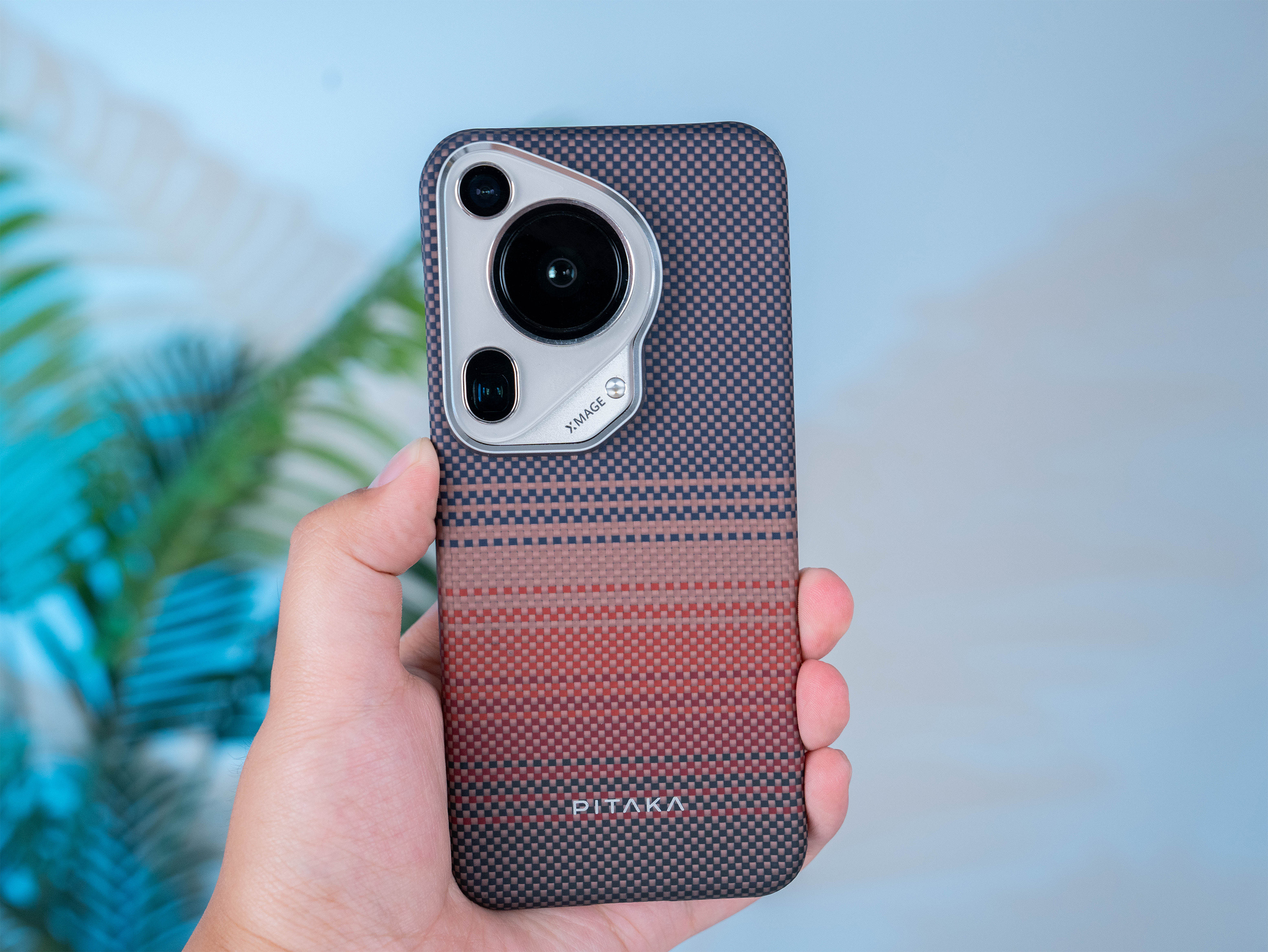 买手机选中端机还是上代旗舰当代购机悖论：新中端有新芯新系统，还有续航快充；上代