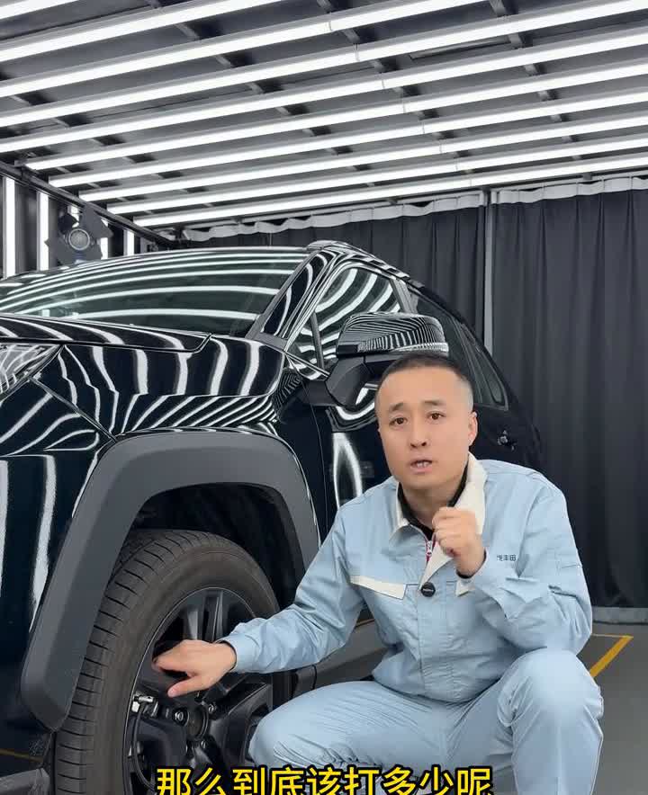 千万别再傻傻的把胎压打到二点五了。网上有人说胎压二点五最稳，三点零更省油。其实百