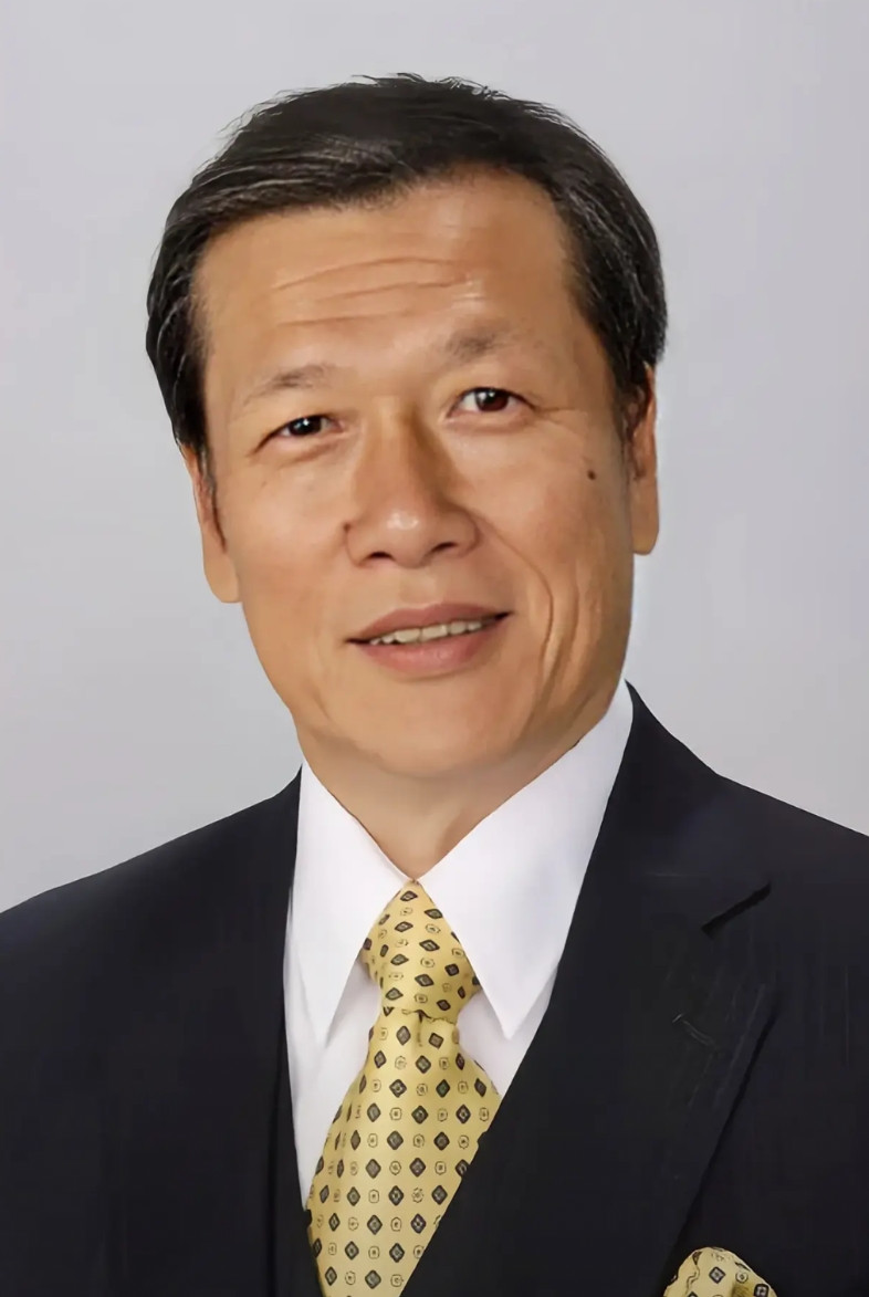 这位老人家已82岁高龄，在港剧的出镜率无人能及！从70年代到2000年后，出演