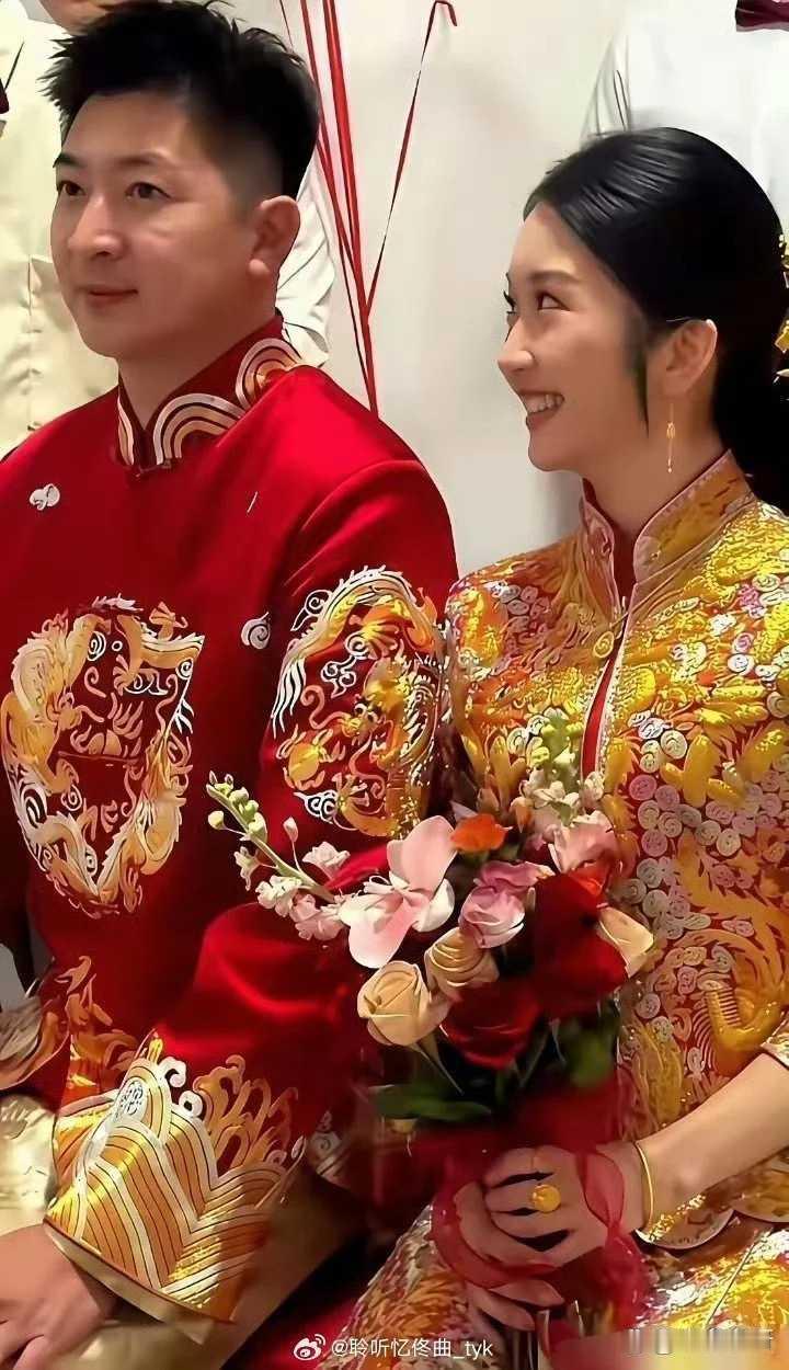 新娘脸上藏不住的笑容，笑意盈盈的，绝对是嫁给了自己满心欢喜的人，发自内心的快乐！