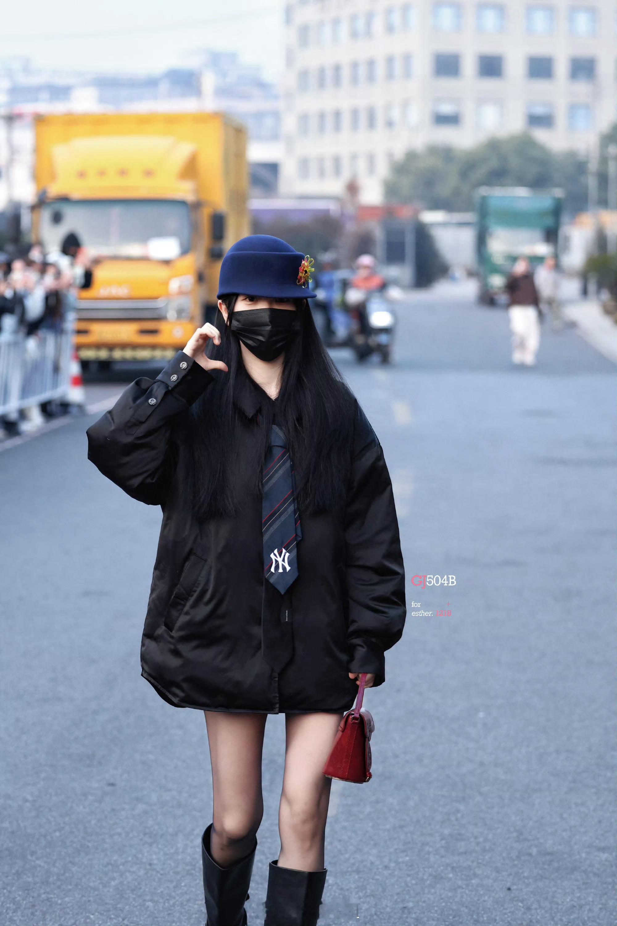 虞书欣《云初令》上班路透看起来腿有点儿冷