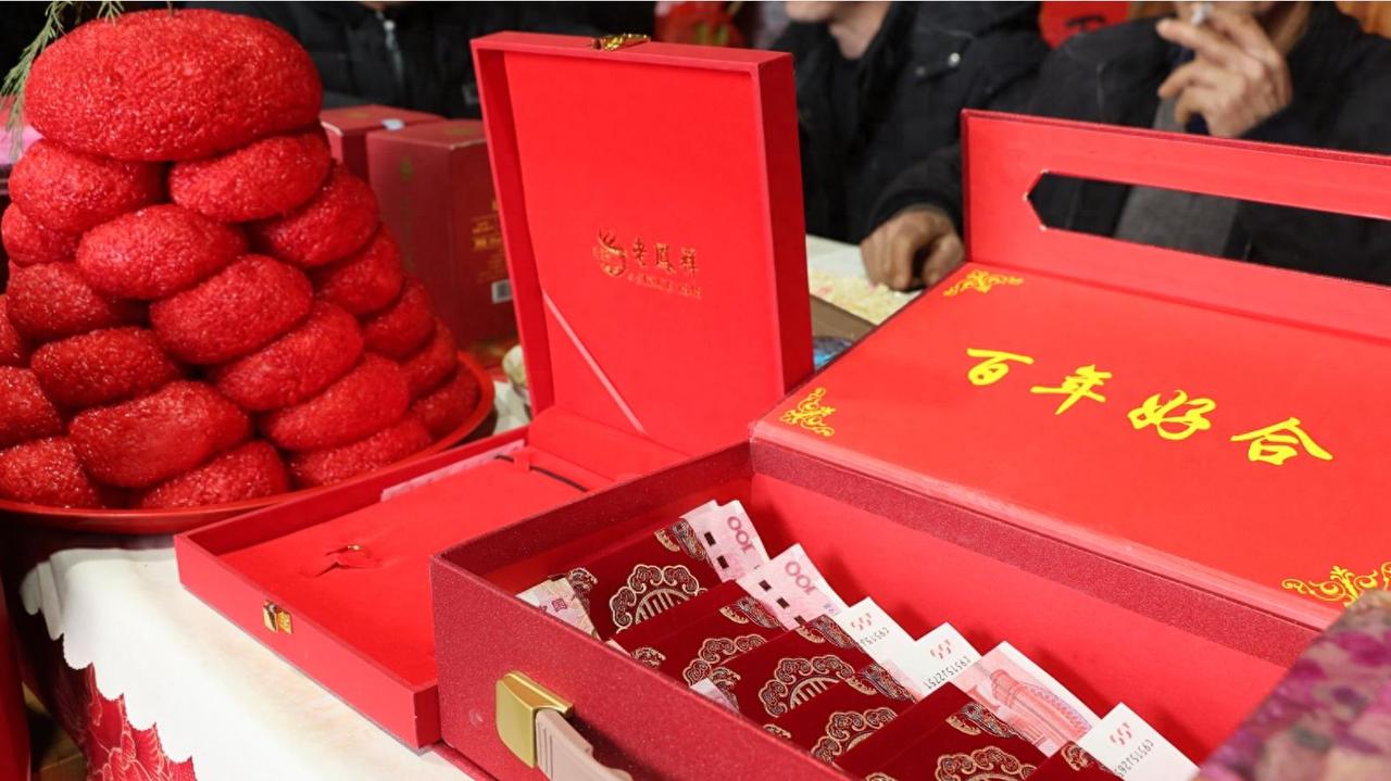 “这家女孩谁娶谁幸运！”贵州铜仁，一男子小女儿出嫁，女婿在婚礼当天准备了9999