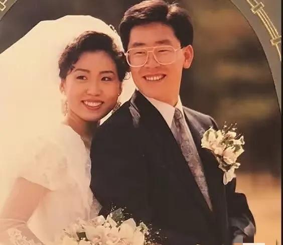 看了李在明和老婆相亲的故事，终于知道他为啥翻墙了！年轻的时候脑回路就很抽象了！