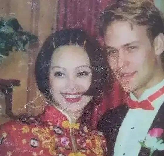 1997年，宁静嫁给美国人保罗，第一次上门，婆婆说：“我家有5000亩地，近亿存