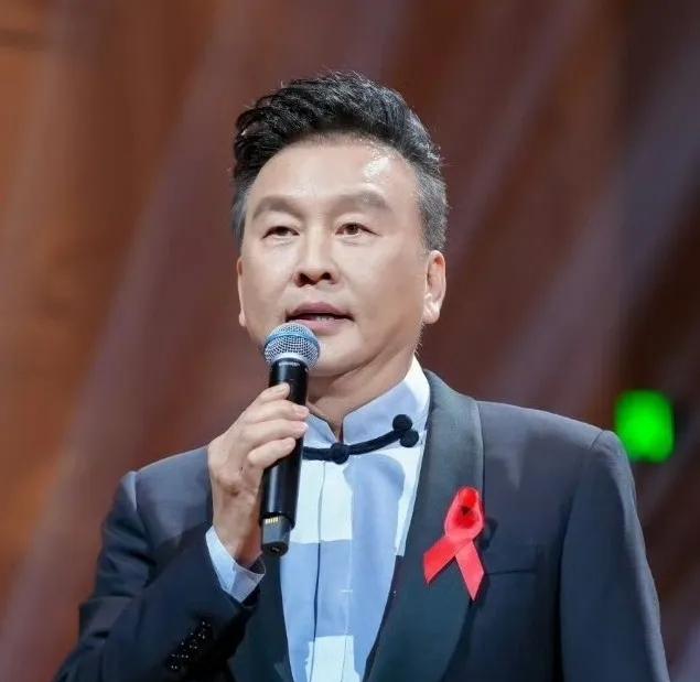 张泽群这跨国夺子的瓜，硬生生把体面人的遮羞布撕了个稀碎。谁能想到台上沉稳的央