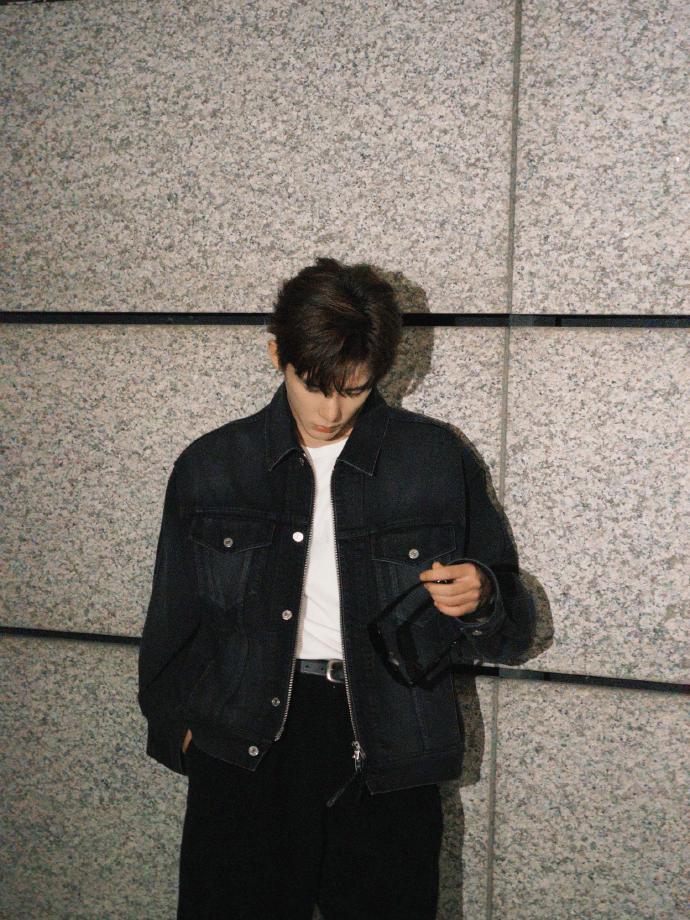 王安宇出发CELINE大秀王安宇正式开启巴黎时装周之旅，作为新晋品牌大使，机场