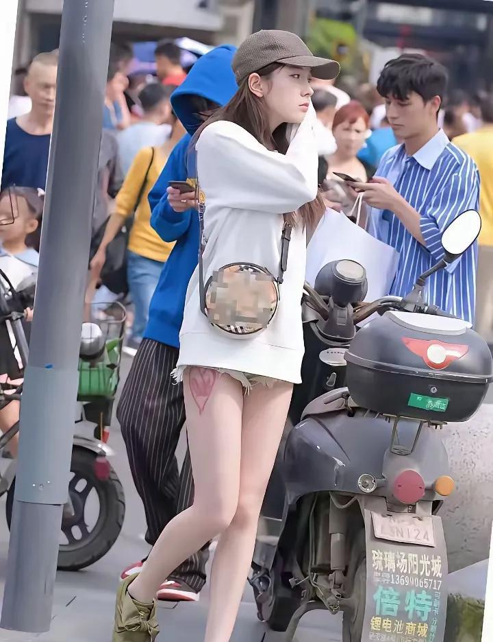 大街上看到的一幕。不得不说，这位小姐姐这身穿搭真的是太靓了。肤白貌美大长腿，吸