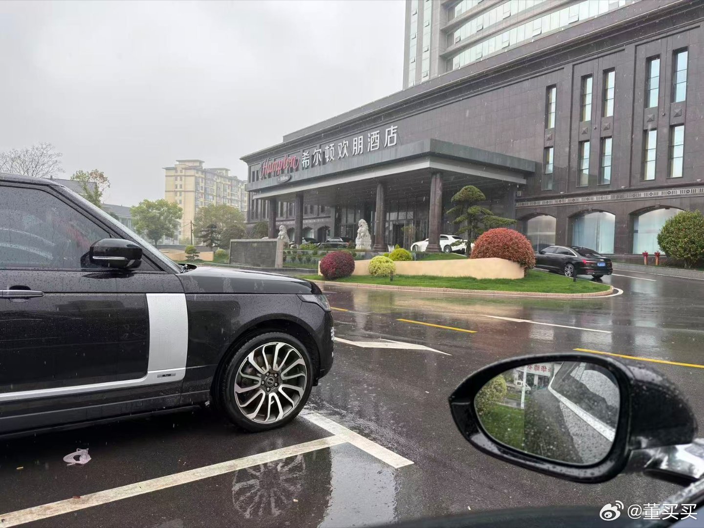 上饶玉山希尔顿欢朋，因为换电路过。高速口开车三分钟，巨大的停车场有充电桩。进去