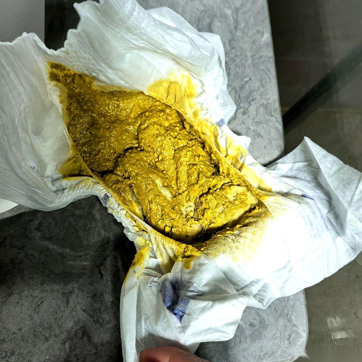 我宣布,新一届的「屎王」在我家诞生了。就35天啊,朋友们!才35天!S码的尿