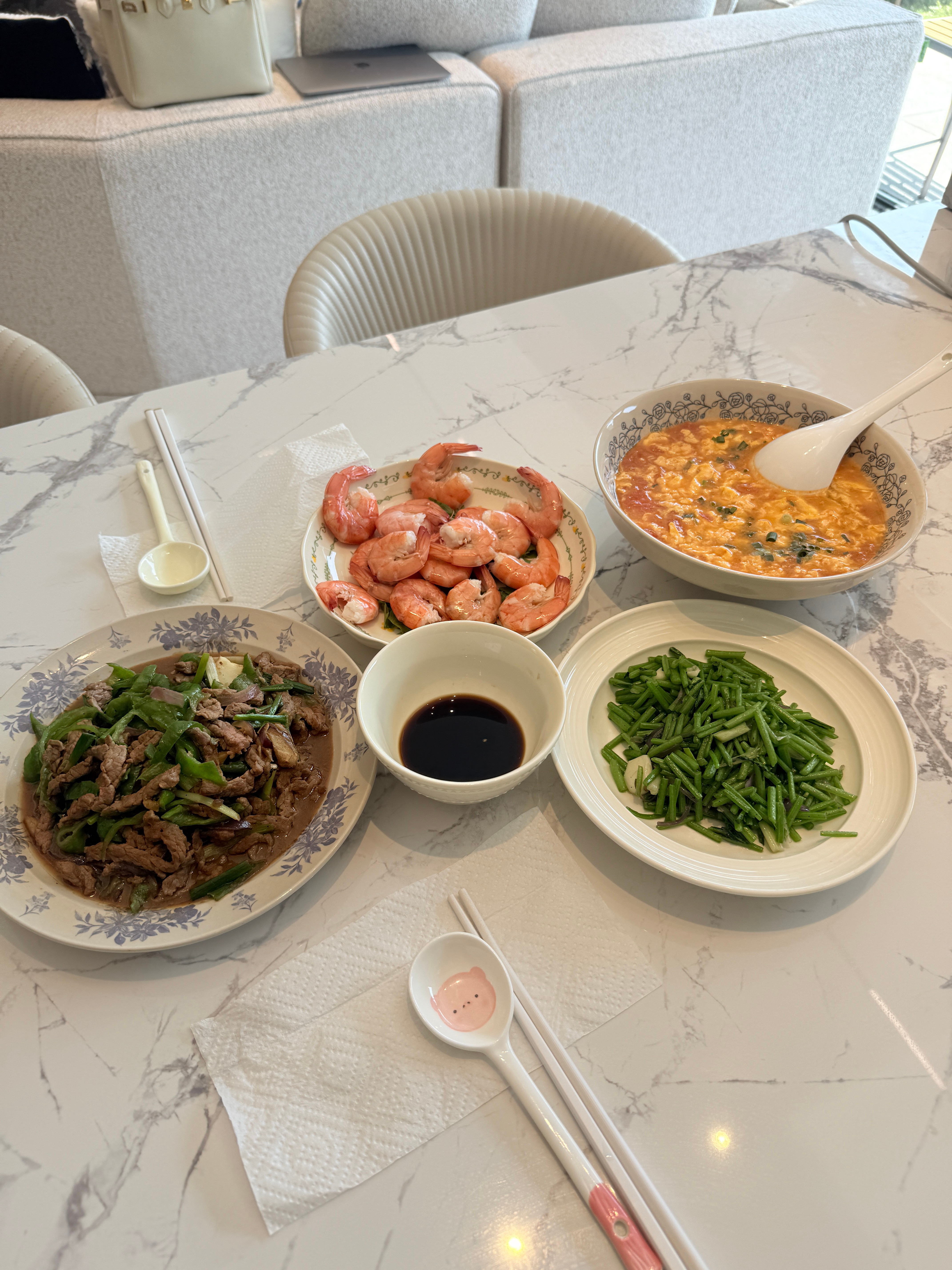 大雨和假期一起结束了早上醒来，一拉开窗帘阳光撒下来照亮整个屋子，小猫们晒得很满足