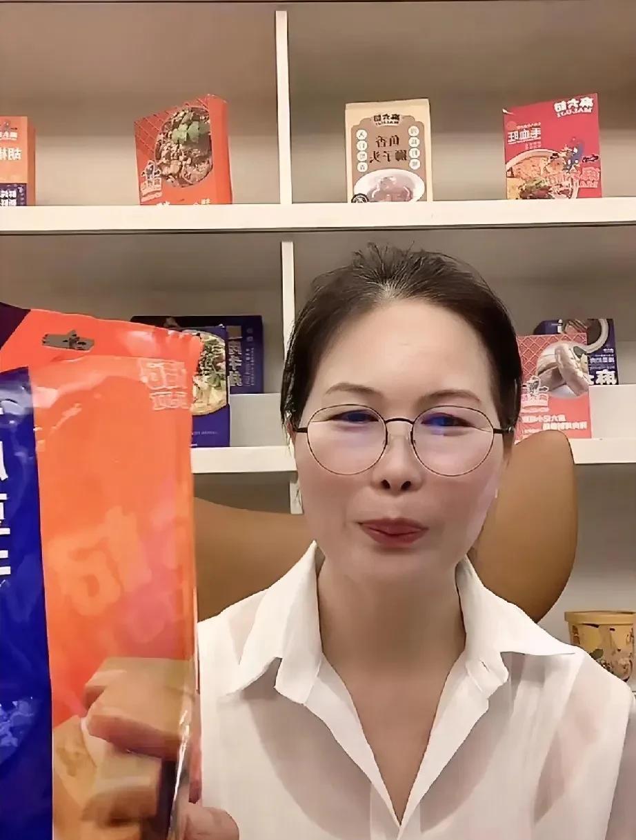 有黑粉看到小杨阿姨又开播了，就说她打着大S保姆的旗号出道了！小杨阿姨说，她一直播