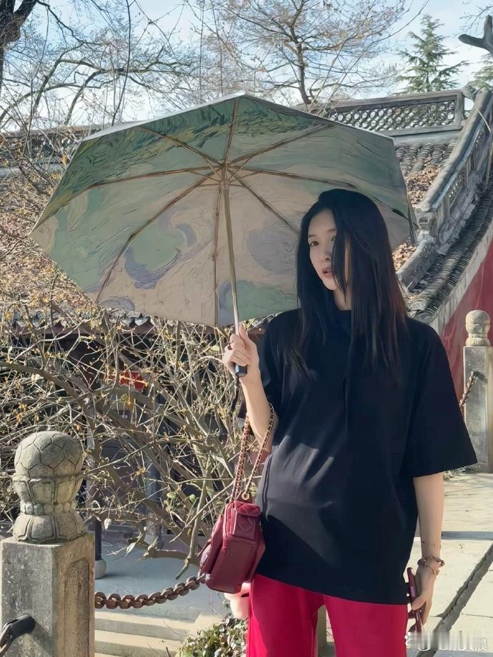 江疏影日常私服走极简风格，黑T恤搭配红阔腿裤，休闲松弛还特别显年轻。