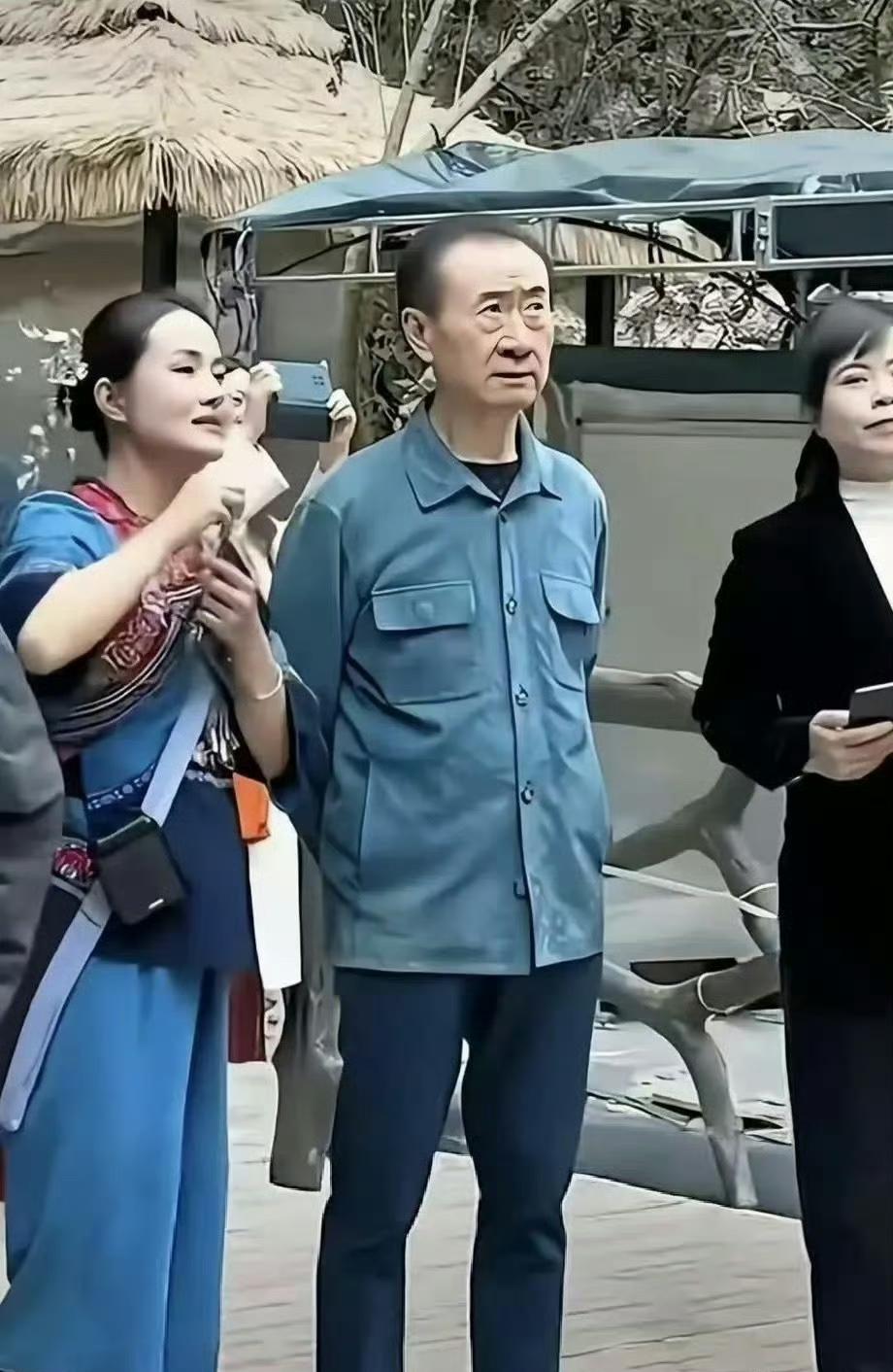 我认为王健林，穿什么衣服都没问题，没什么可上纲上线的。