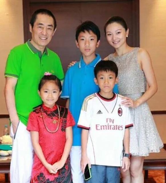 2014年，张艺谋因为超生被罚款748万，那一年他64岁，身价百亿，毫不在意的把