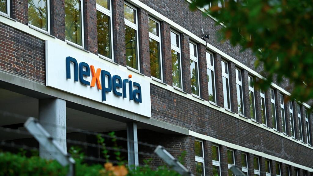 中美现在处于歇战状态了，处理荷兰应该会提到议事日程上来了。现在荷兰处于被整个中