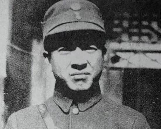 西安事变和平解决后，与周恩来十年未见的黄埔一期学员李默庵特地前来拜访。两人寒暄了