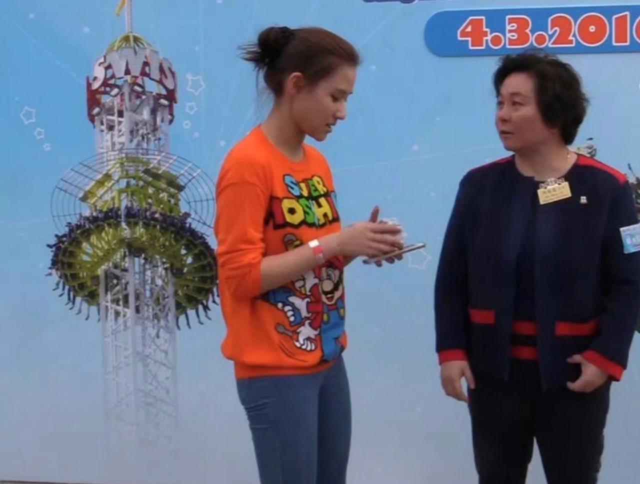 2016年，何超蕸和同父异母的妹妹何超莲一起参加活动，从镜头来看，何超蕸的肤色要