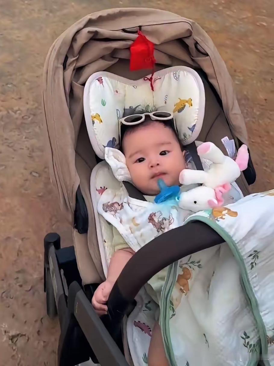 小梅真的不一样，晒自己的儿子，就像发朋友圈一样，她已经习惯了，分享自己觉得开心的